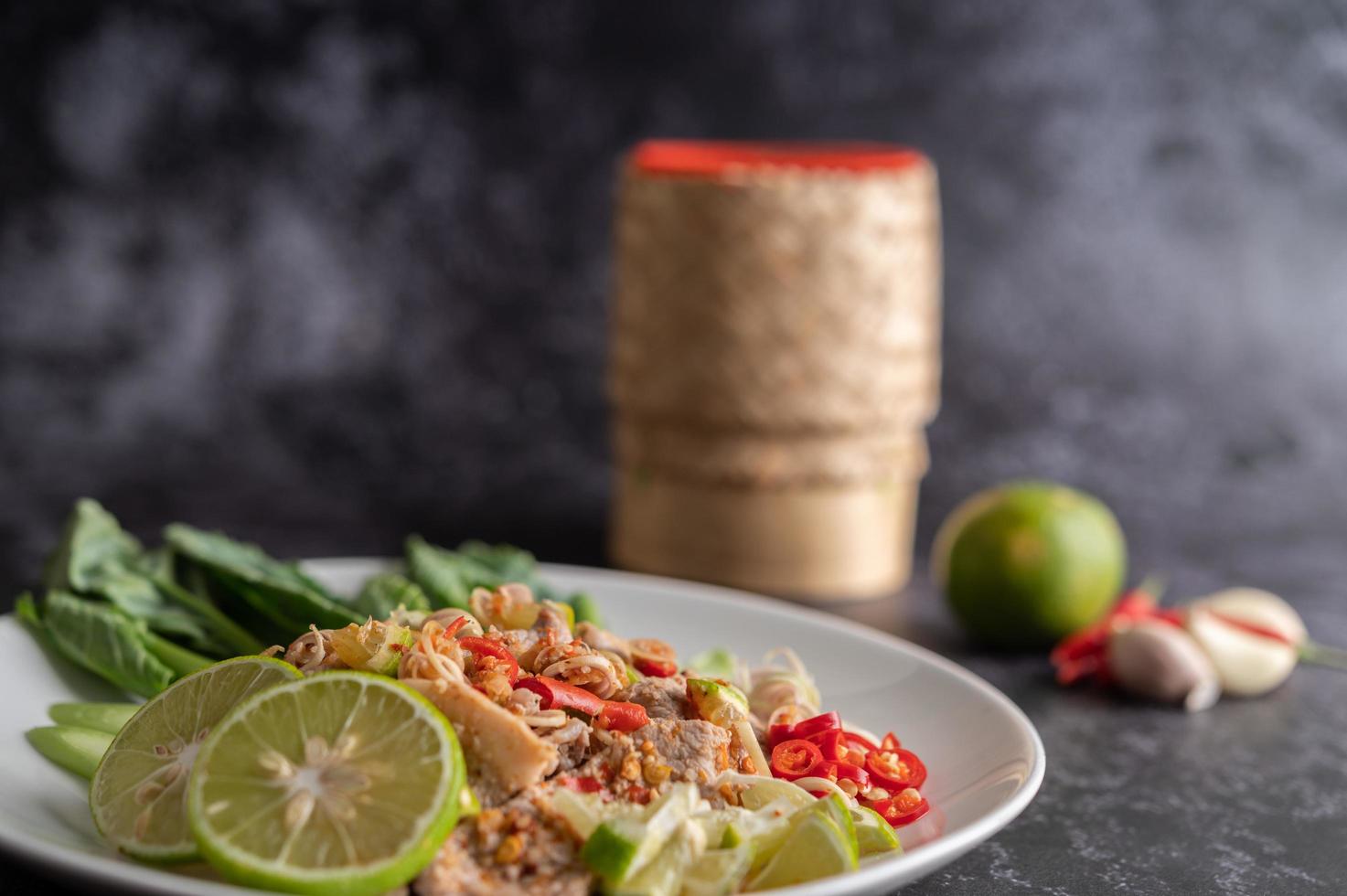 würziger Limettenschweinefleischsalat mit Gemüse und Beilagen foto