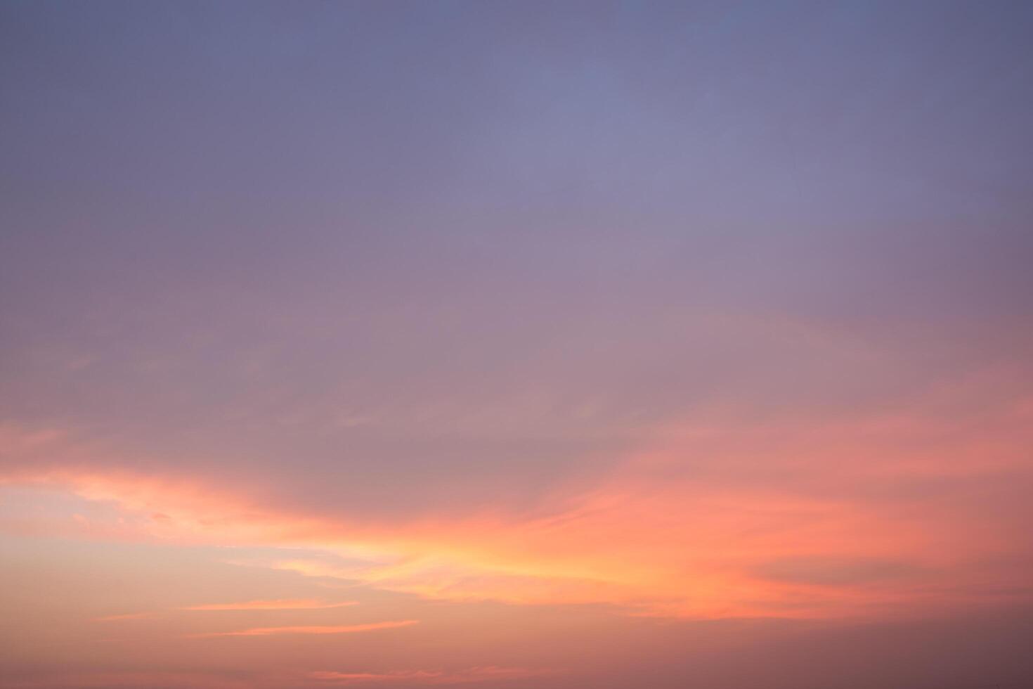 der Himmel und die Wolken bei Sonnenuntergang foto