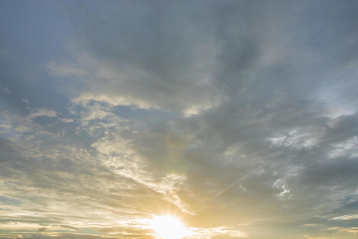 der Himmel und die Wolken bei Sonnenuntergang foto