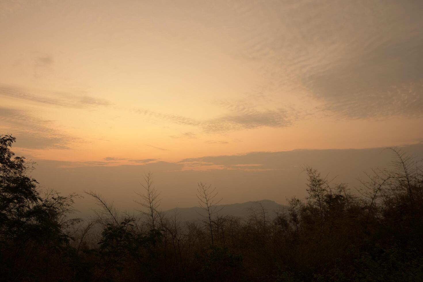 Himmel und Wolken bei Sonnenuntergang foto