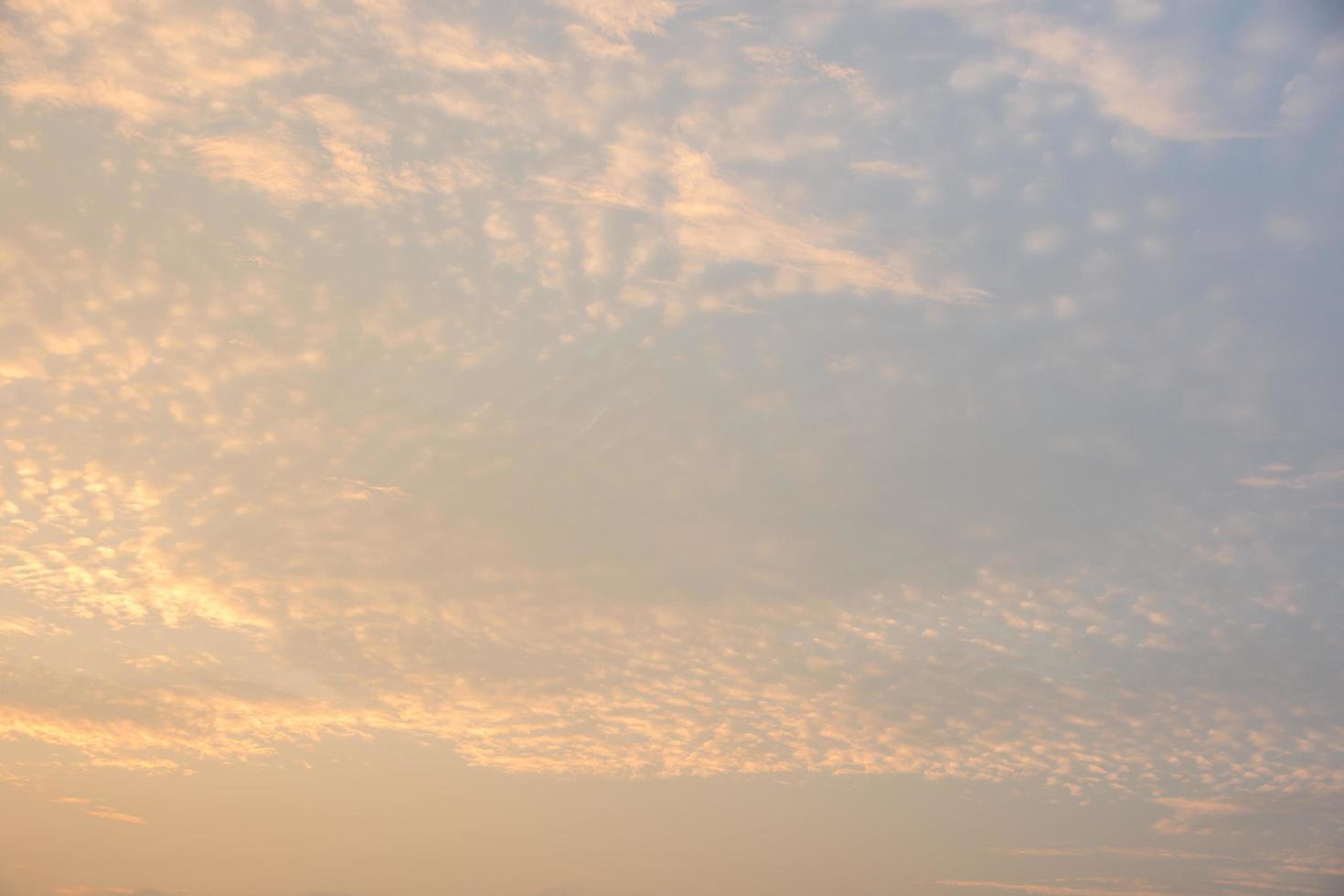 Himmel und Wolken bei Sonnenuntergang foto