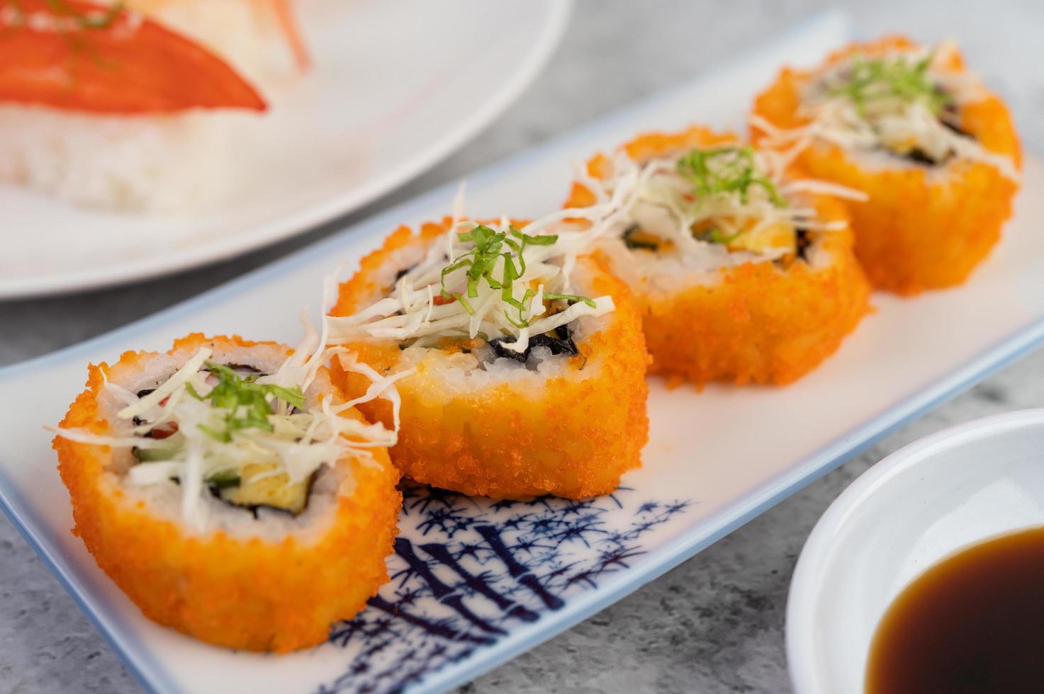 frisch überzogenes Sushi foto