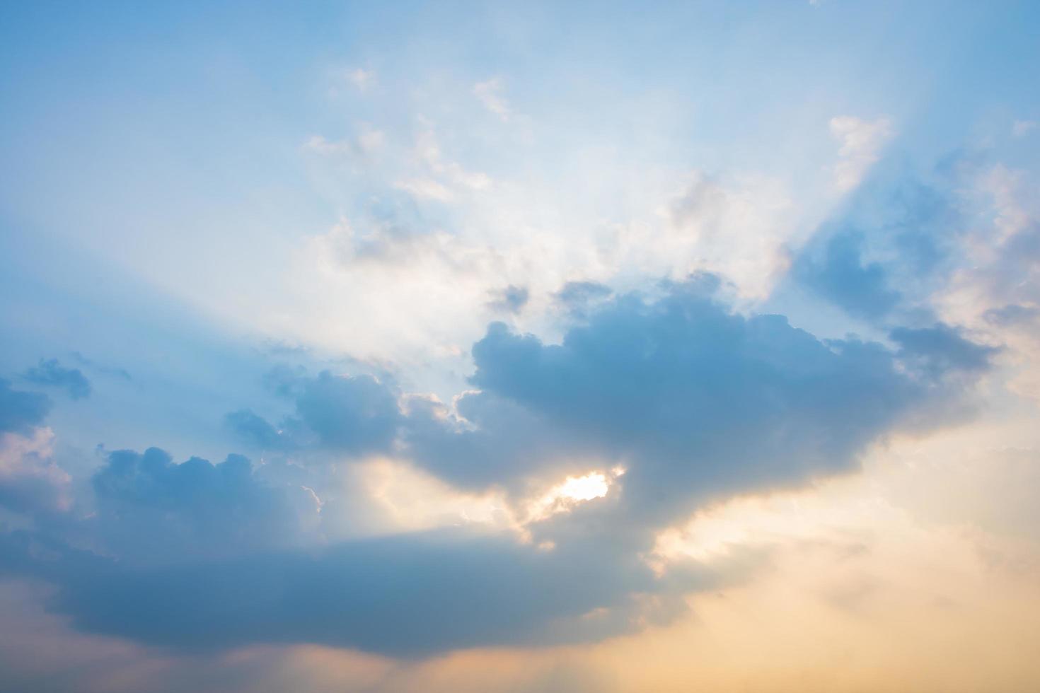 der Himmel bei Sonnenuntergang foto