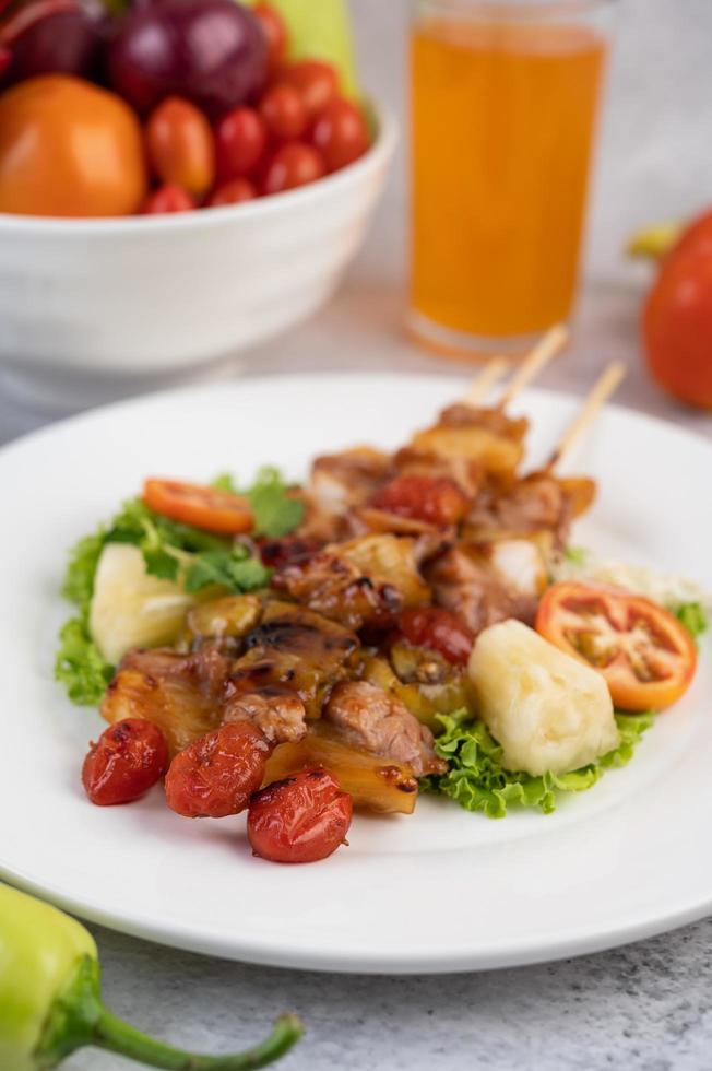 Grillfleisch mit Tomaten und Paprika foto