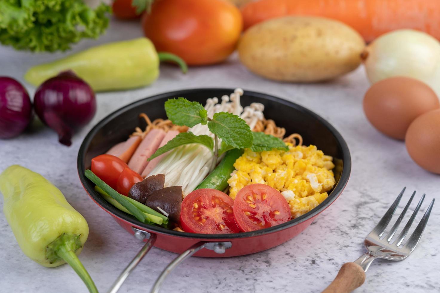 Gebratene Nudeln mit Mais, Goldnadelpilz, Tomate, Wurst und Edamame foto