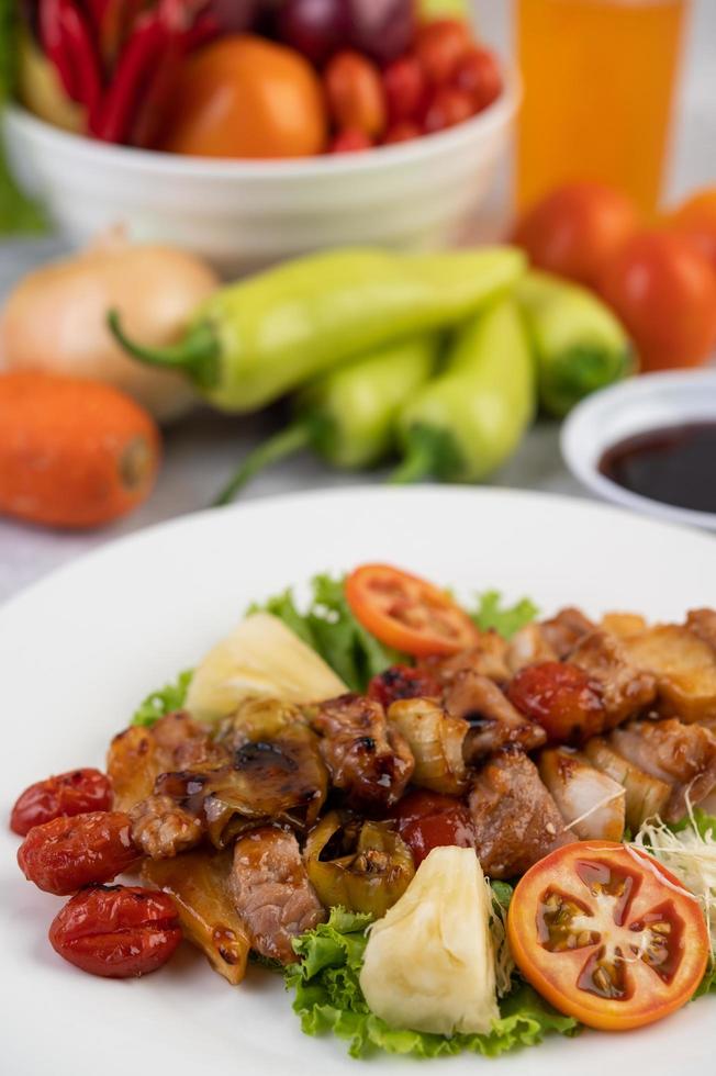 Grillfleisch mit Tomaten und Paprika foto