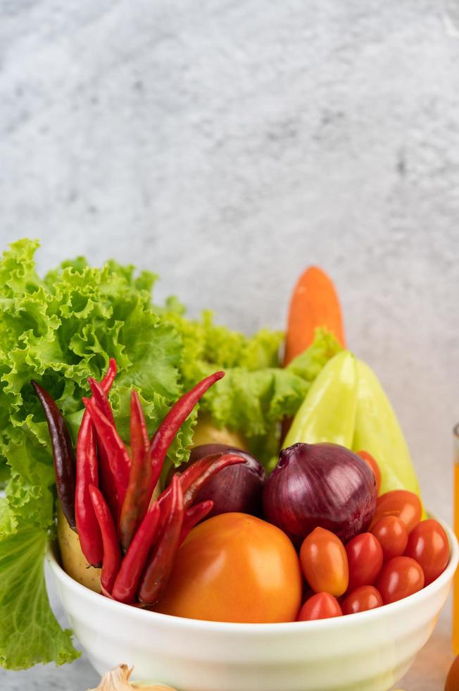 Tomaten, rote Zwiebeln, Paprika, Karotten und Chinakohl foto