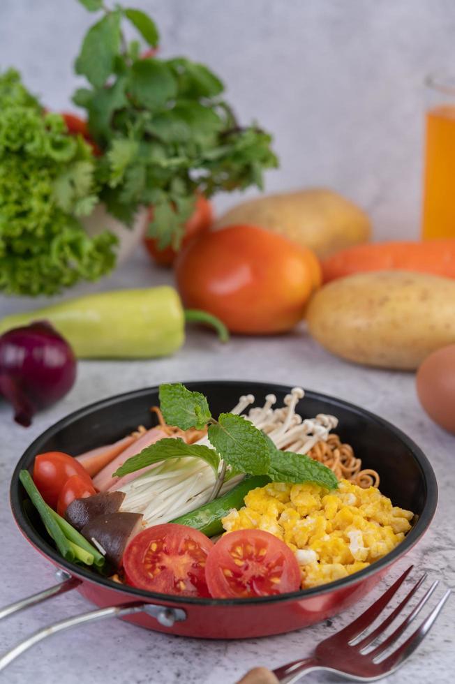 Gebratene Nudeln mit Mais, Goldnadelpilz, Tomate, Wurst und Edamame foto