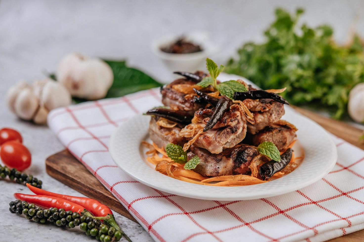 gebratenes Schweinefleisch mit gebratenem Chili gebratener Zwiebel und Minze foto