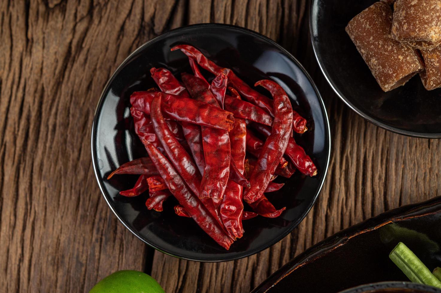 getrocknete Chilis in einer Schüssel foto