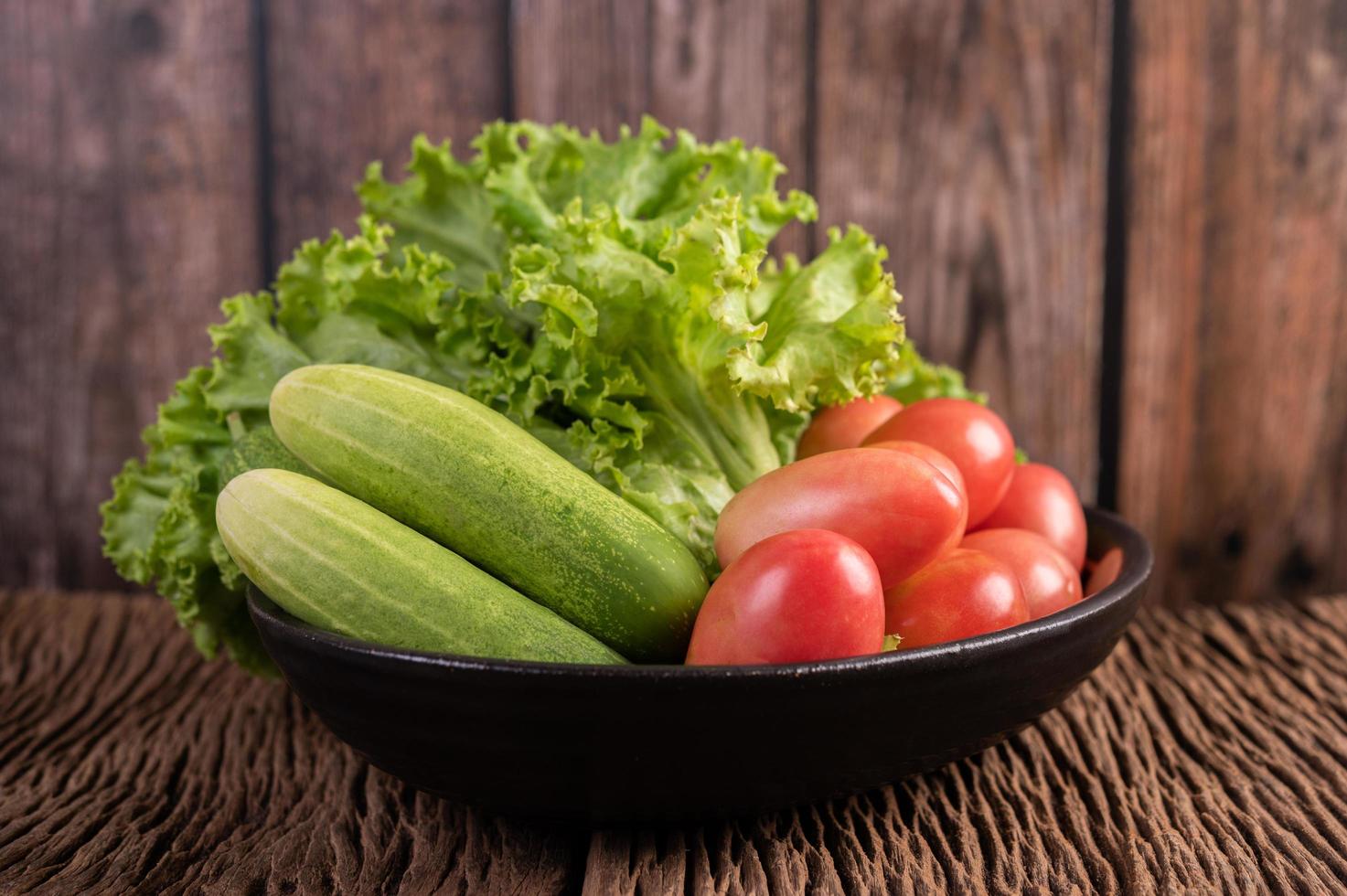 Salat, Tomaten und Gurken foto