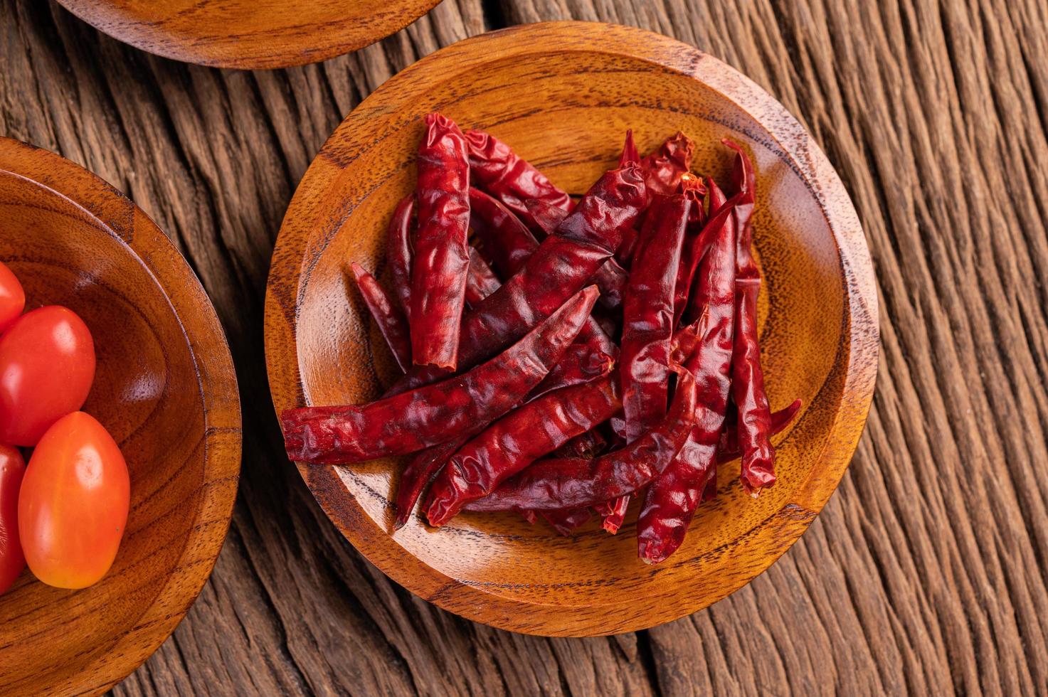 getrocknete Chilis in einer Schüssel foto