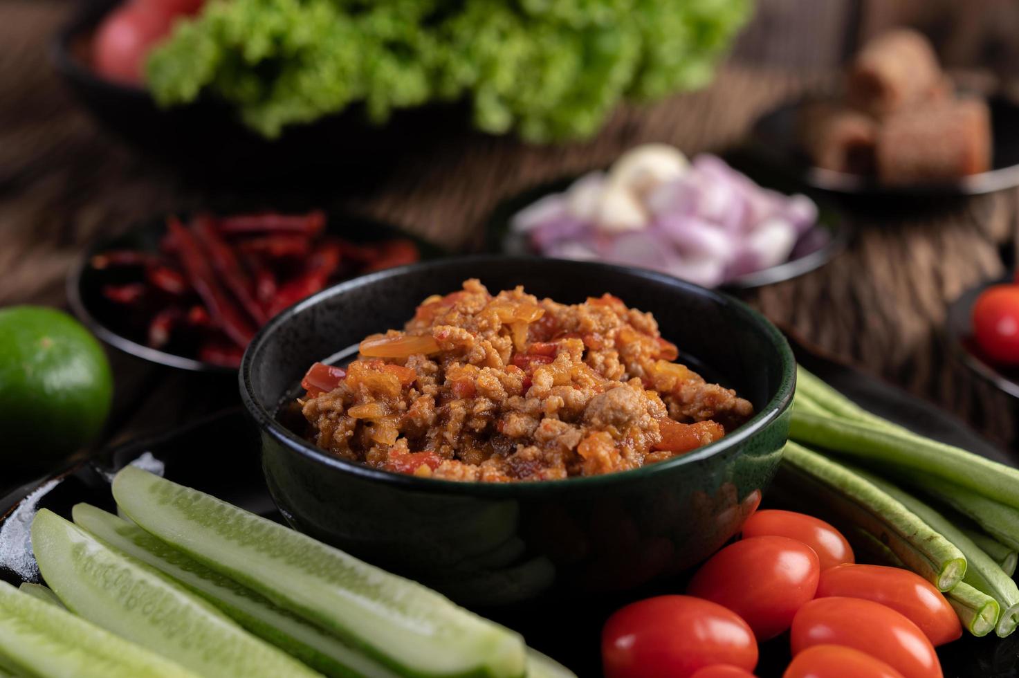 süße Schweinefleischschale mit Gurken, langen Bohnen und Tomaten foto