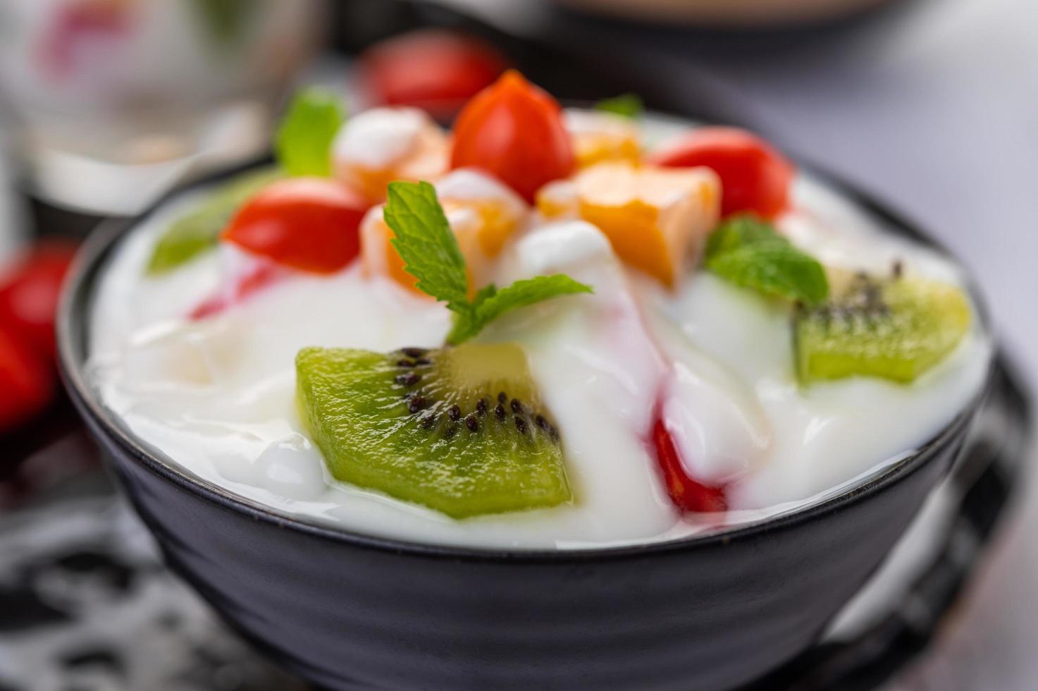 frisches Obst und Joghurt foto