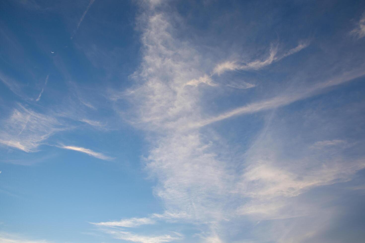 blauer Himmel und Wolken foto