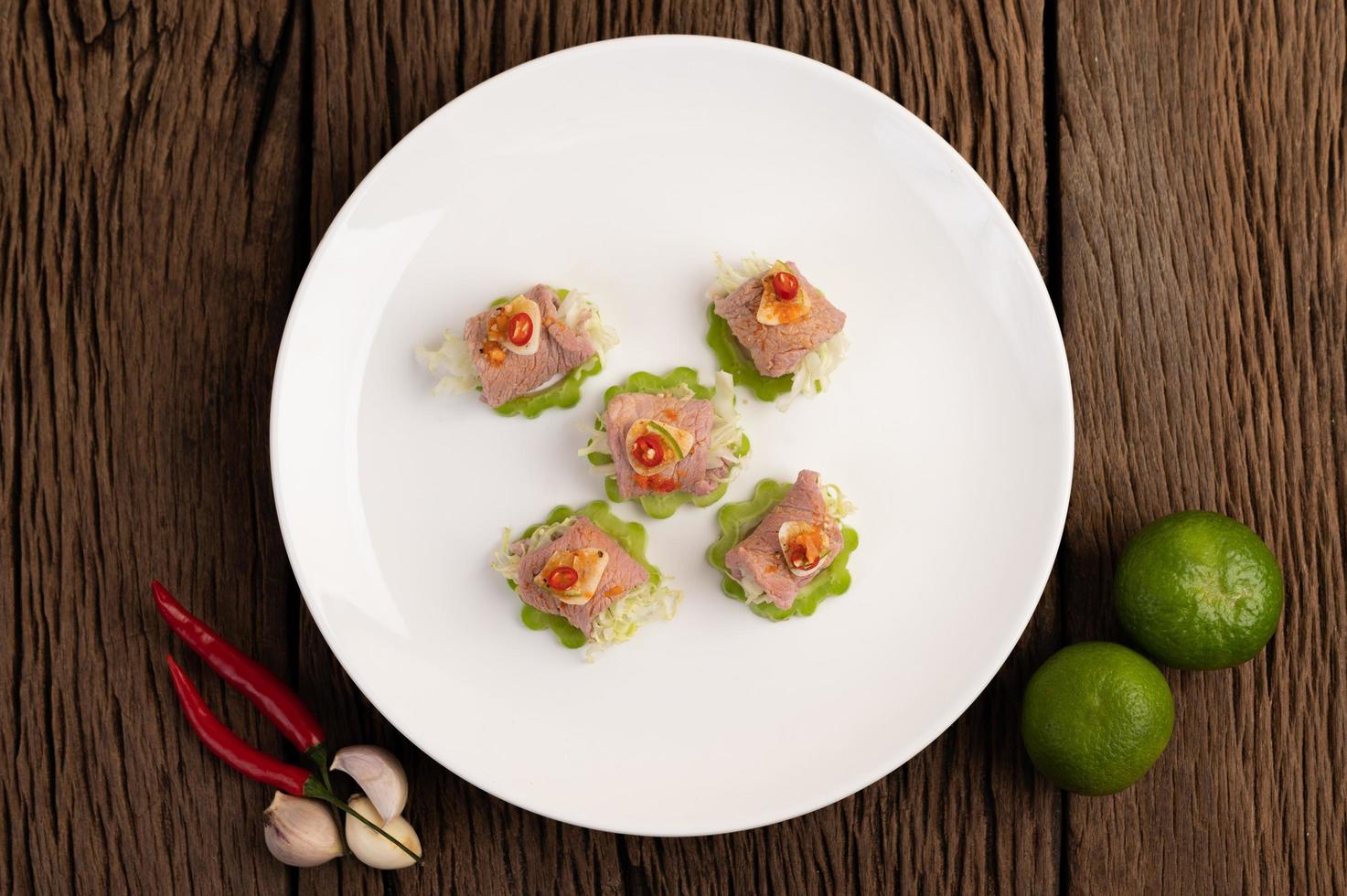 würziger zarter Limettenschweinefleischsalat foto