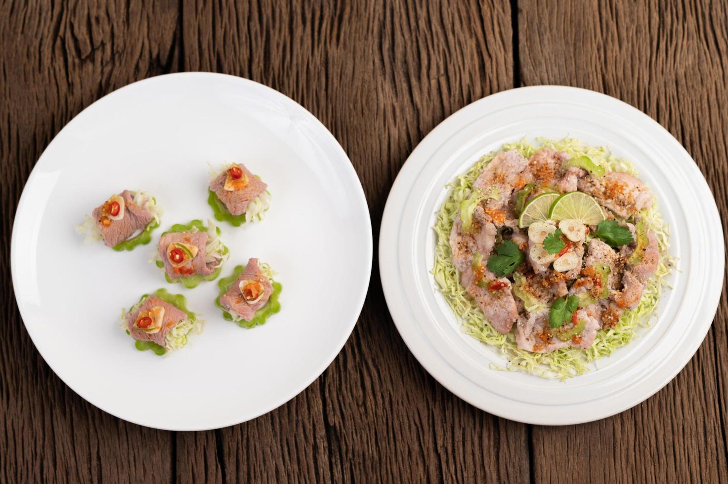 würziger zarter Limettenschweinefleischsalat foto