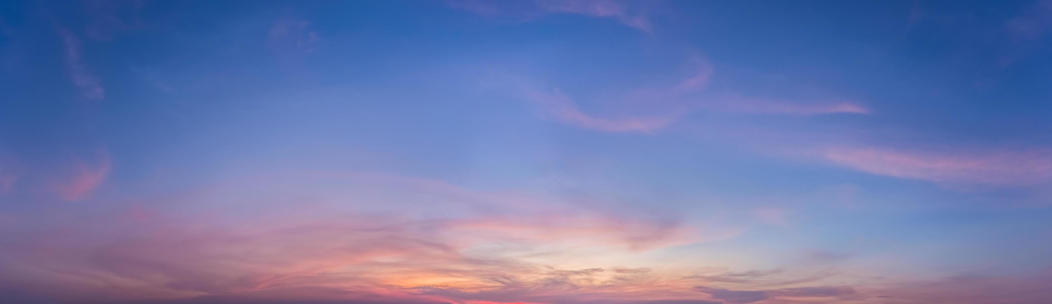 der Himmel und die Wolken bei Sonnenuntergang foto