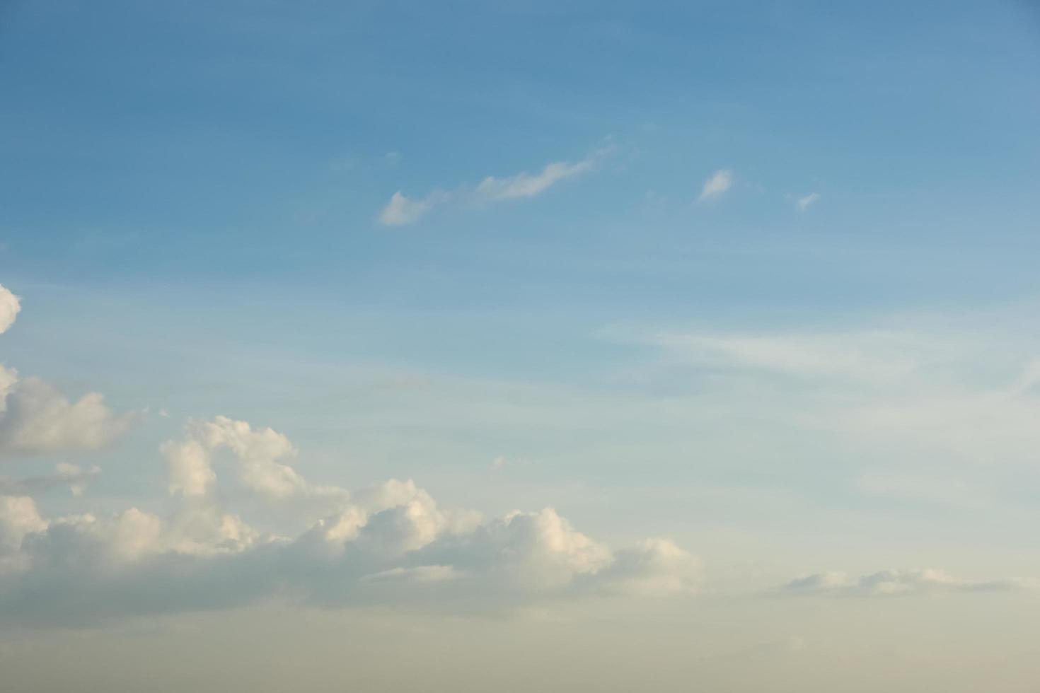 der Himmel und die Wolken bei Sonnenuntergang foto