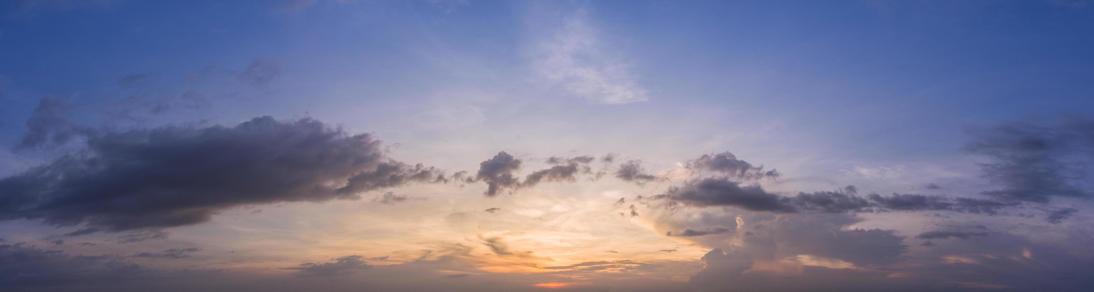 der Himmel und die Wolken bei Sonnenuntergang foto