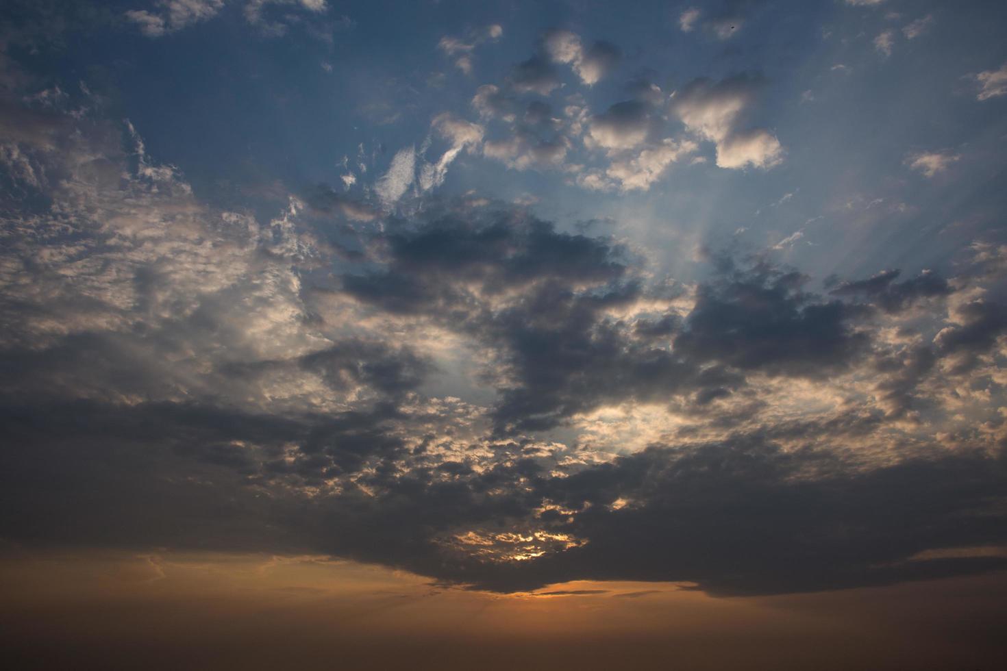 der Himmel und die Wolken bei Sonnenuntergang foto