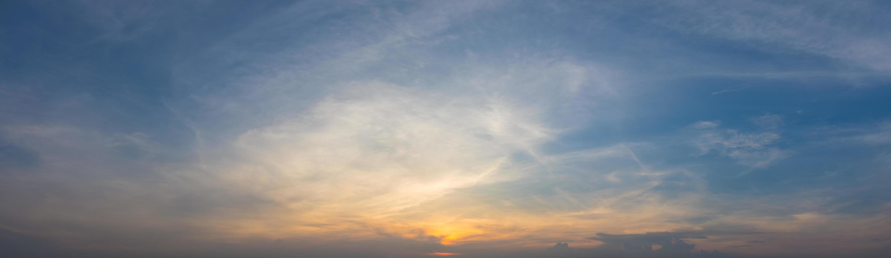 der Himmel bei Sonnenuntergang foto