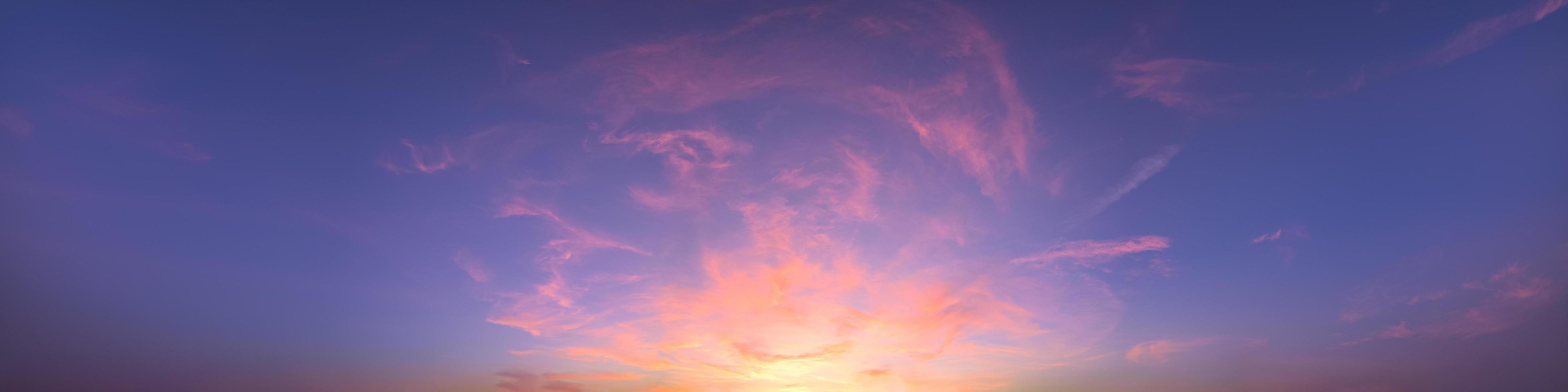 Himmel und Wolken bei Sonnenuntergang foto