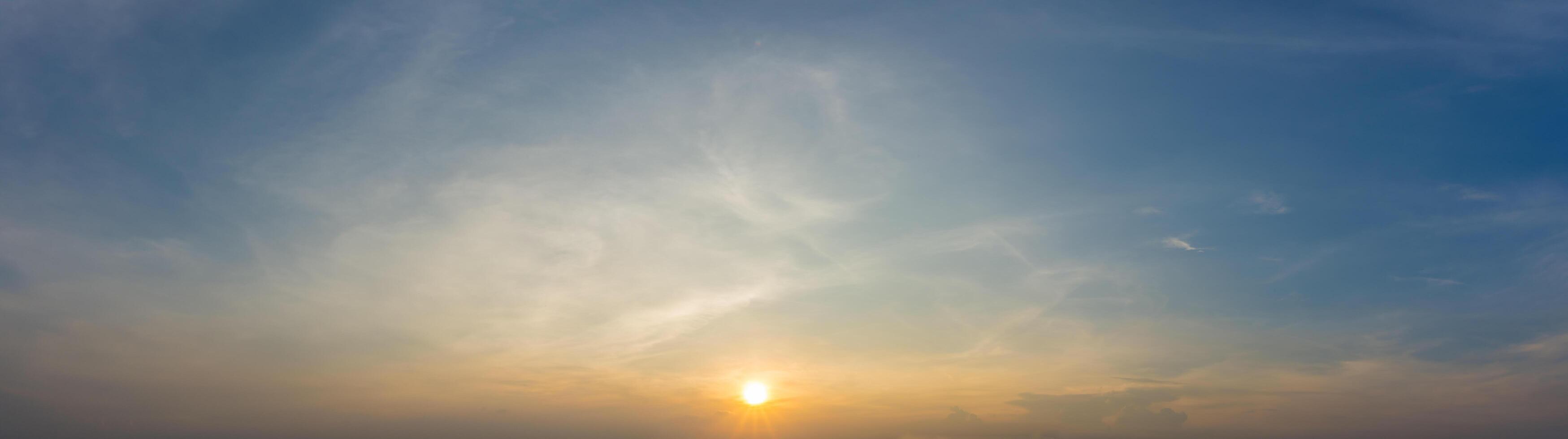 der Himmel bei Sonnenuntergang foto