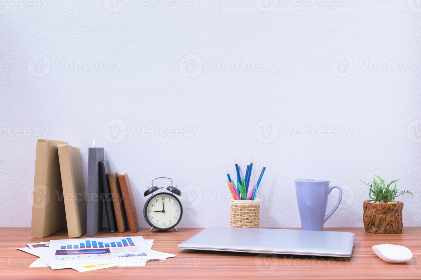 Laptop und Bücher auf dem Schreibtisch foto