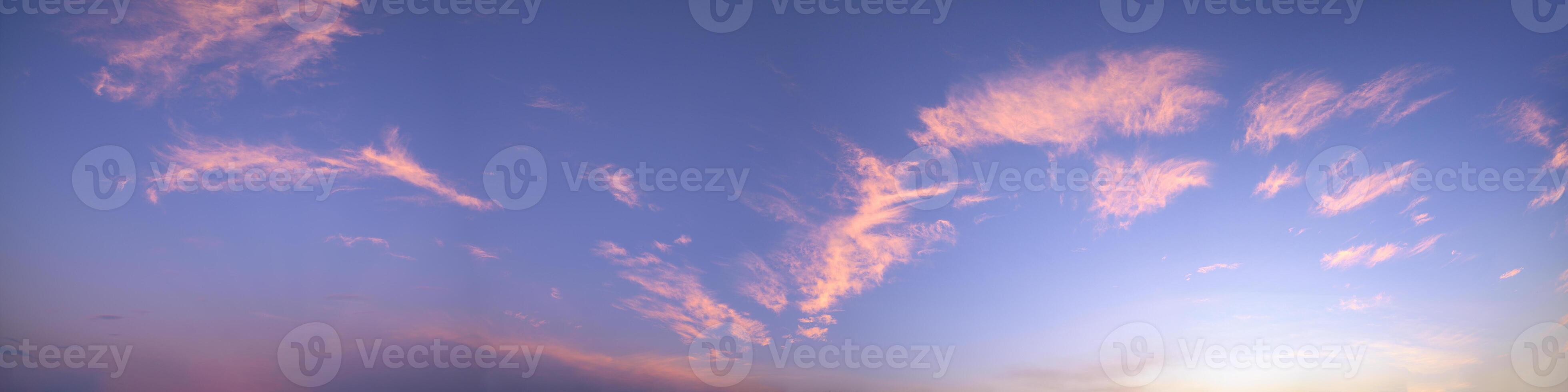 der Himmel bei Sonnenuntergang foto