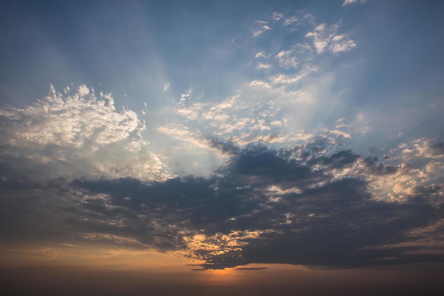 der Himmel und die Wolken bei Sonnenuntergang foto