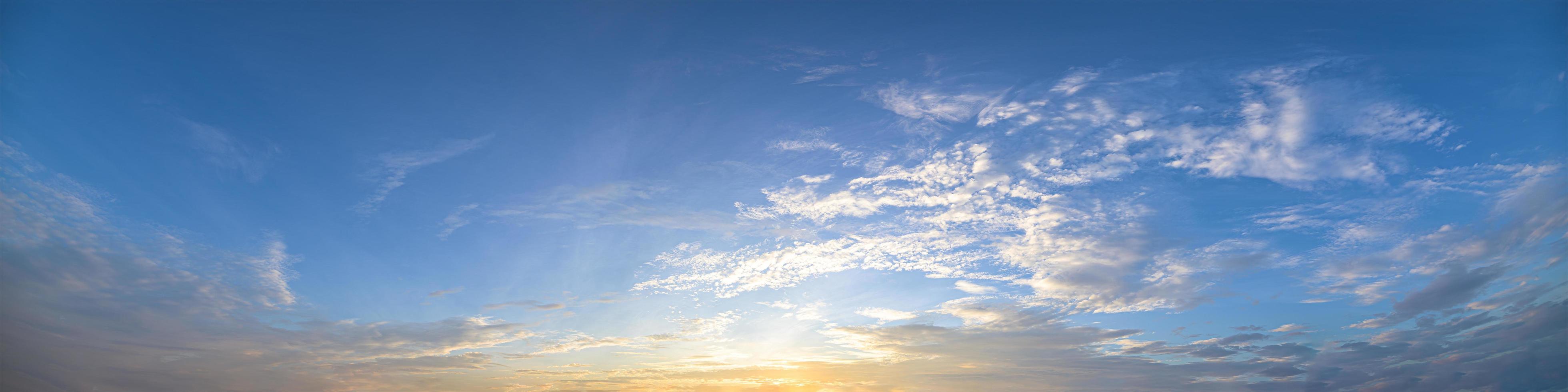 der Himmel bei Sonnenuntergang foto