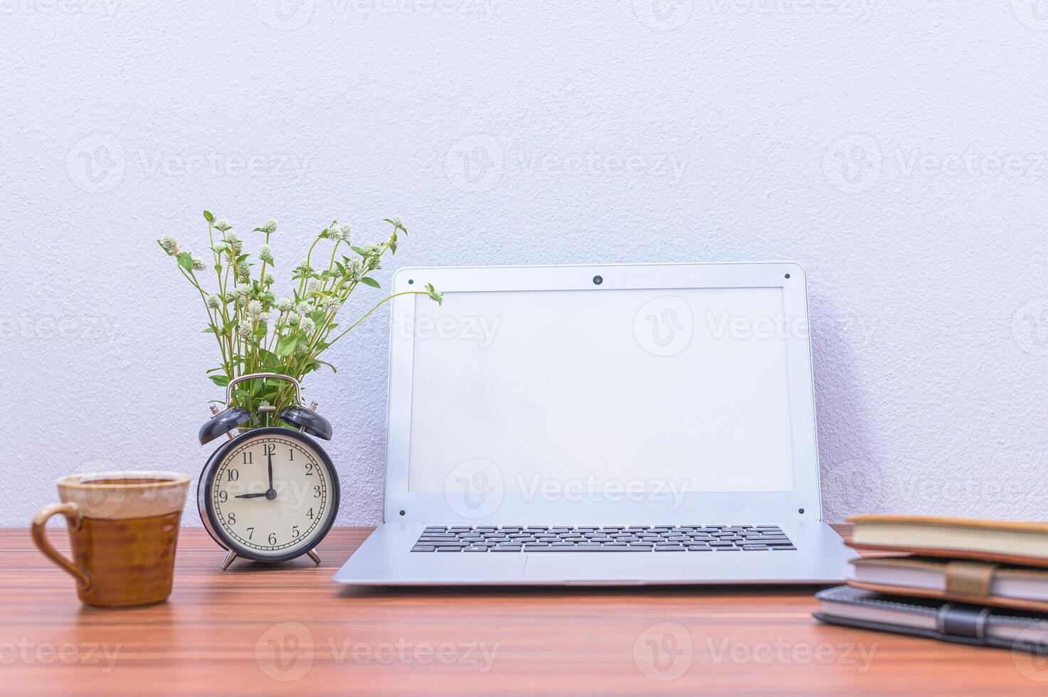 Laptop und Tasse auf dem Schreibtisch foto