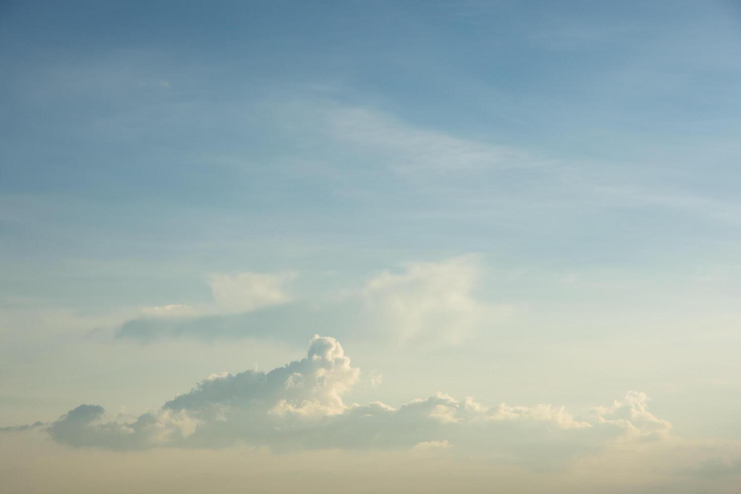 der Himmel und die Wolken bei Sonnenuntergang foto