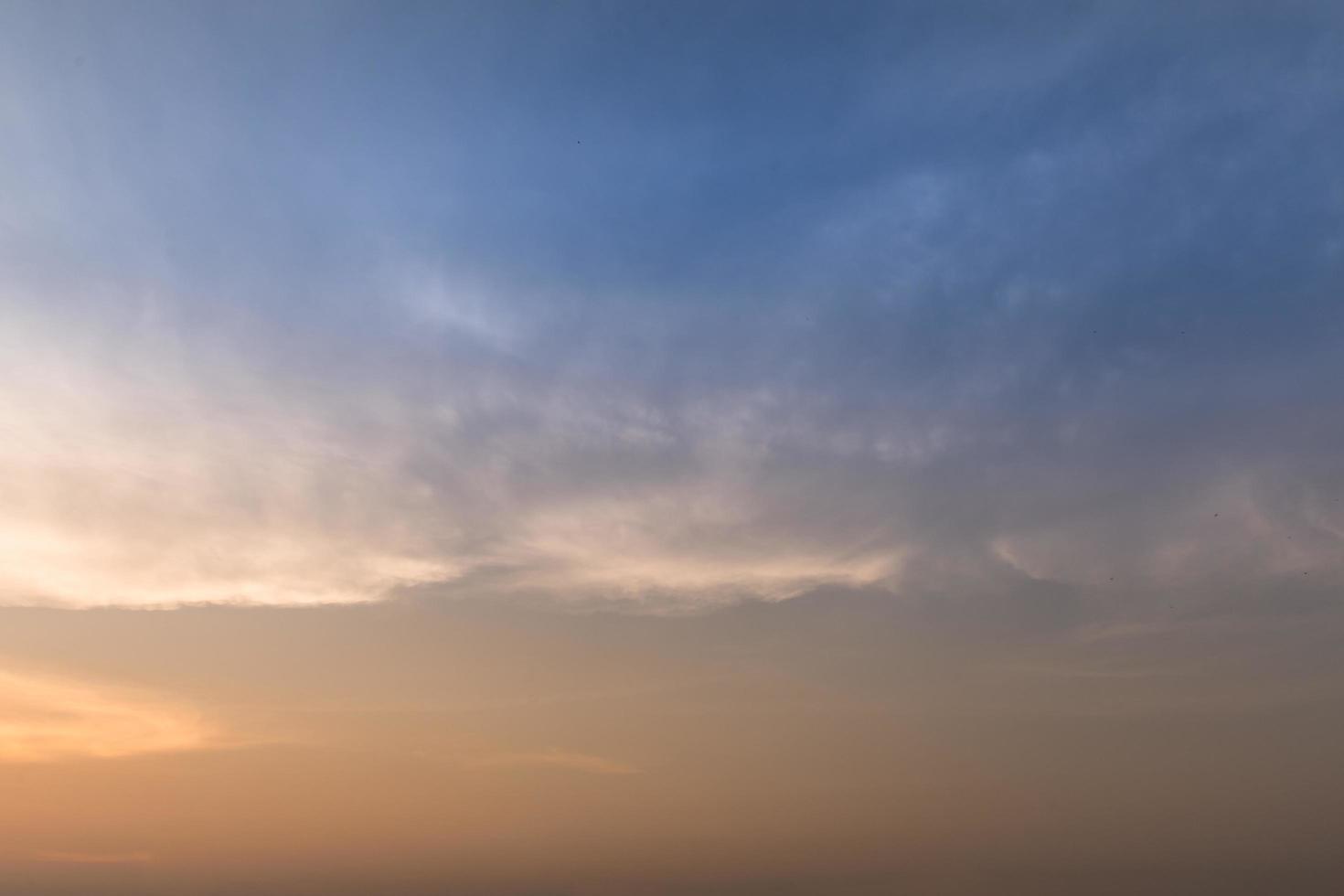 der Himmel bei Sonnenuntergang foto