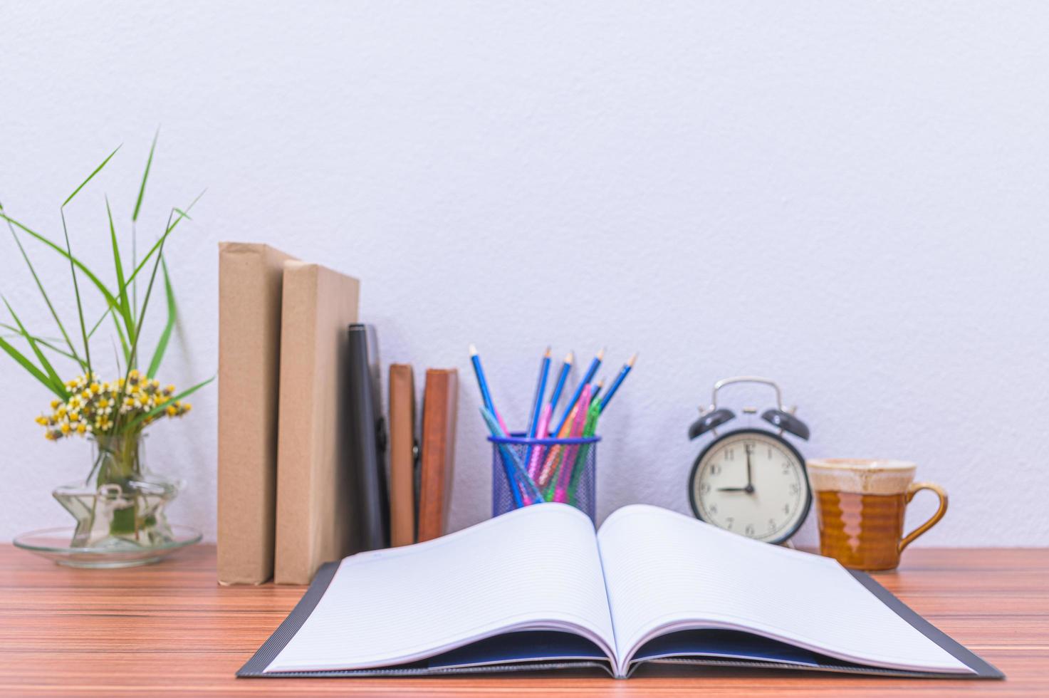 Bücher und Blumen auf dem Schreibtisch foto