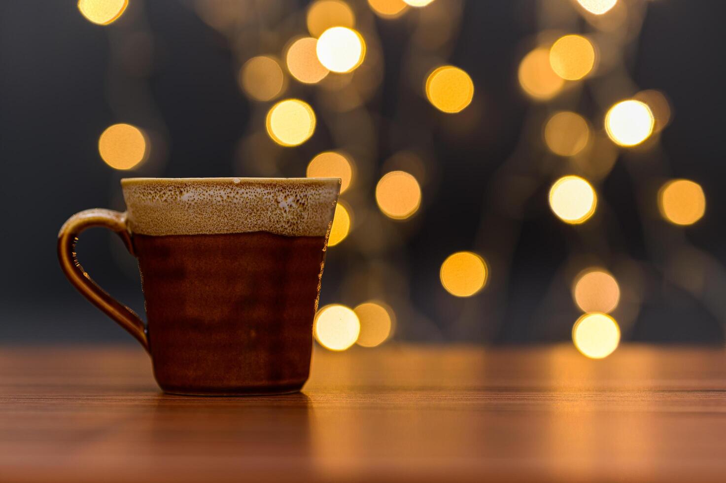 Kaffeetasse auf dem Schreibtisch foto