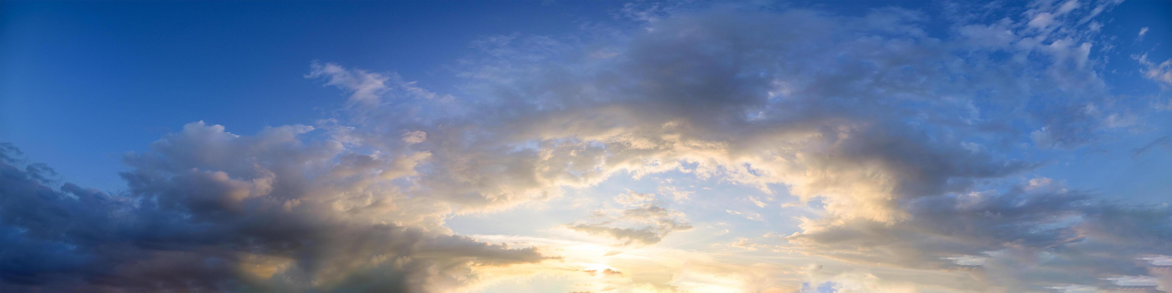 Himmel und Wolken bei Sonnenuntergang foto