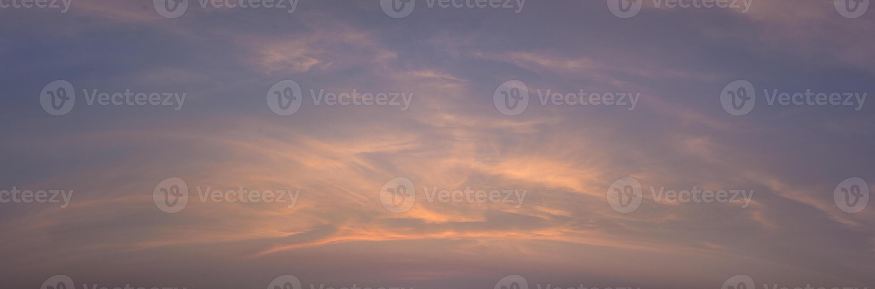 der Himmel und die Wolken bei Sonnenuntergang foto