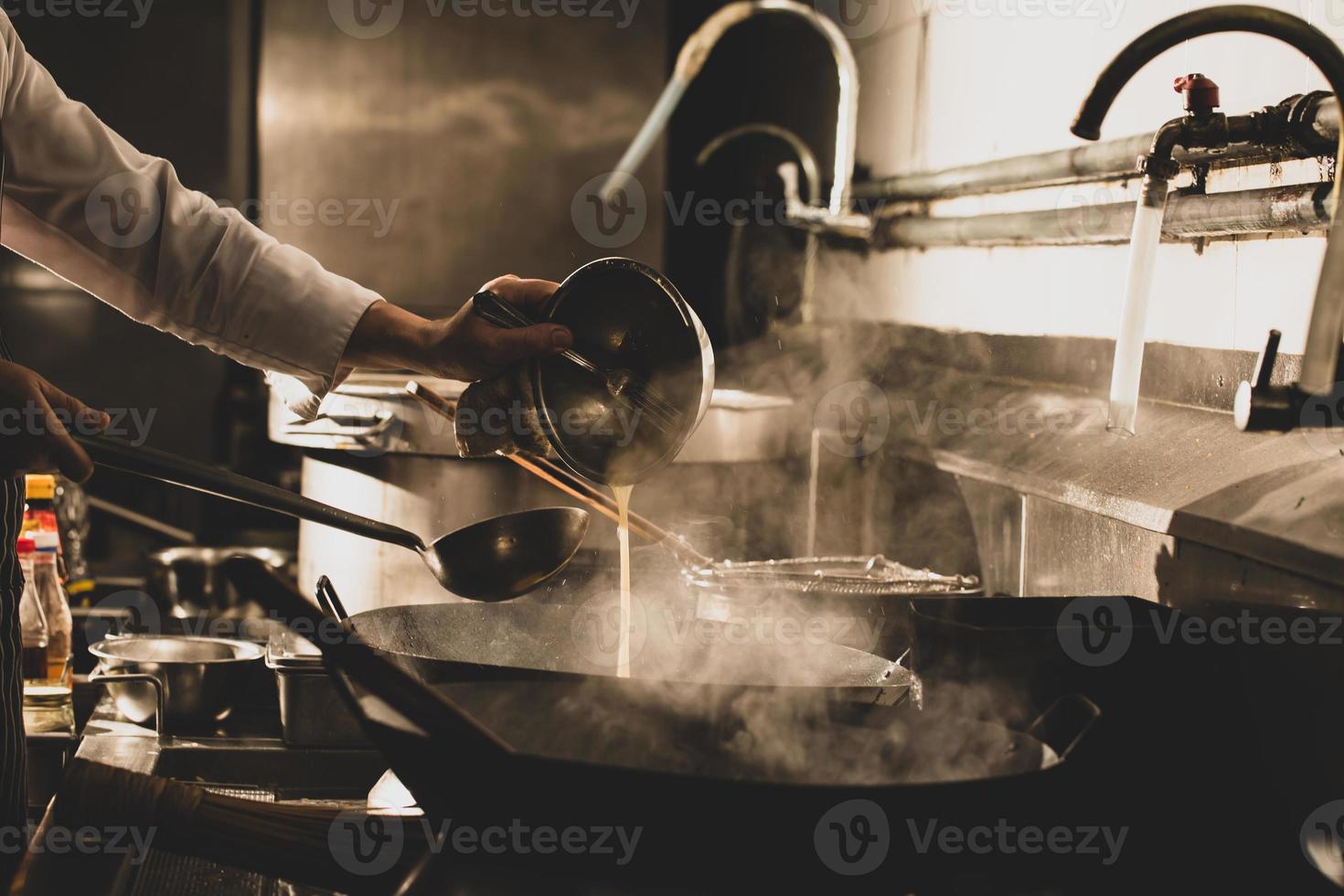 Koch kocht in der Küche foto