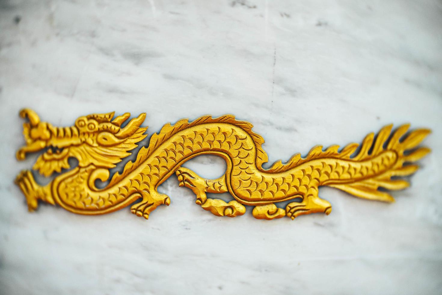 selektiver Fokus chinesischer Drache, goldener Drache, goldener Drache auf Marmorhintergrund foto