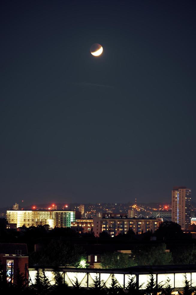 Mond über einer Stadt foto