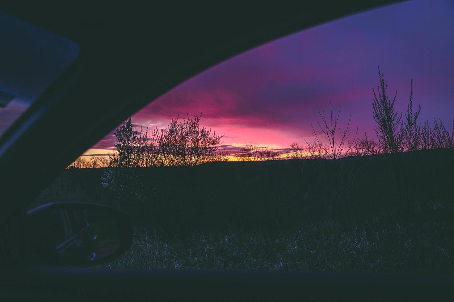 Blick auf einen Sonnenuntergang von einem Auto foto