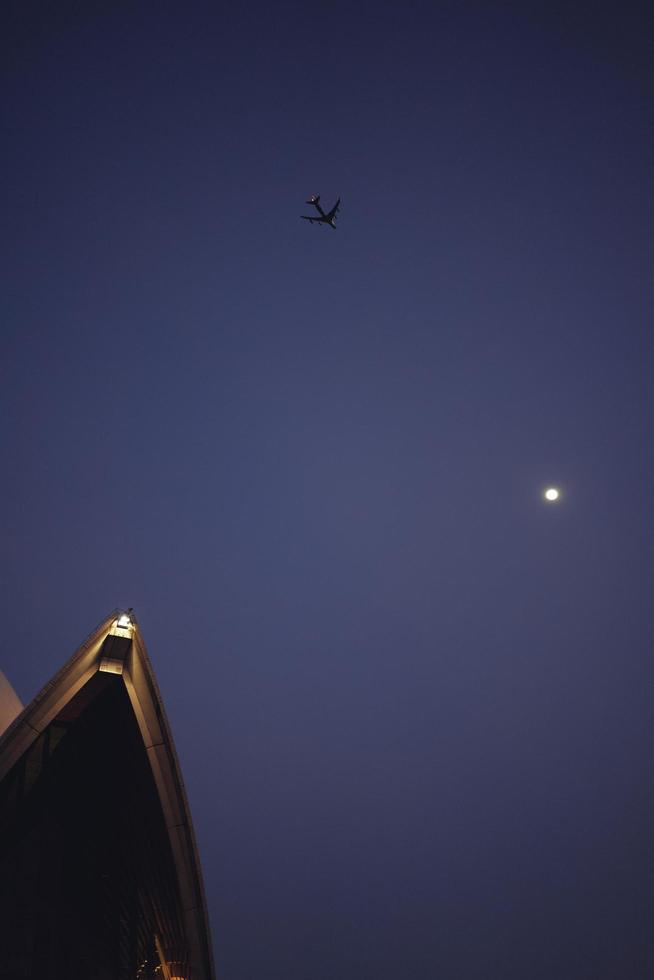 Sydney, Australien, 2020 - Flugzeug fliegt in den Himmel foto
