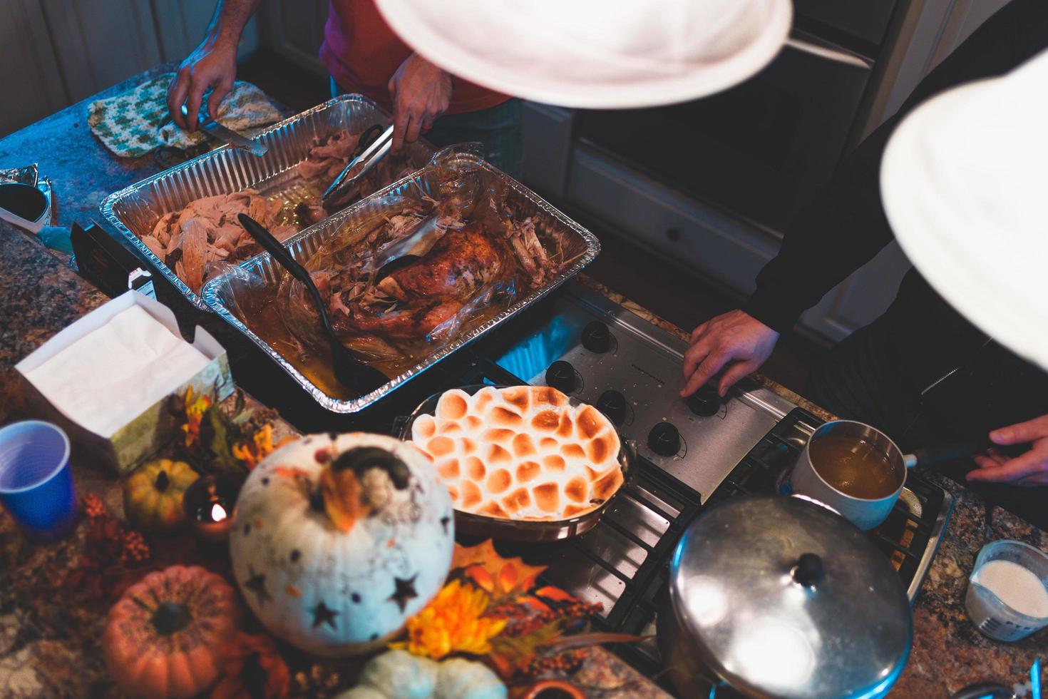 Leute, die Essen von Tabletts holen foto