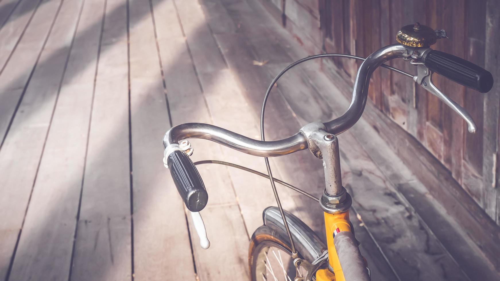 Fahrradlenker hautnah. vintage filter.wooden boden hintergrund.good old day concept.holiday idee. foto