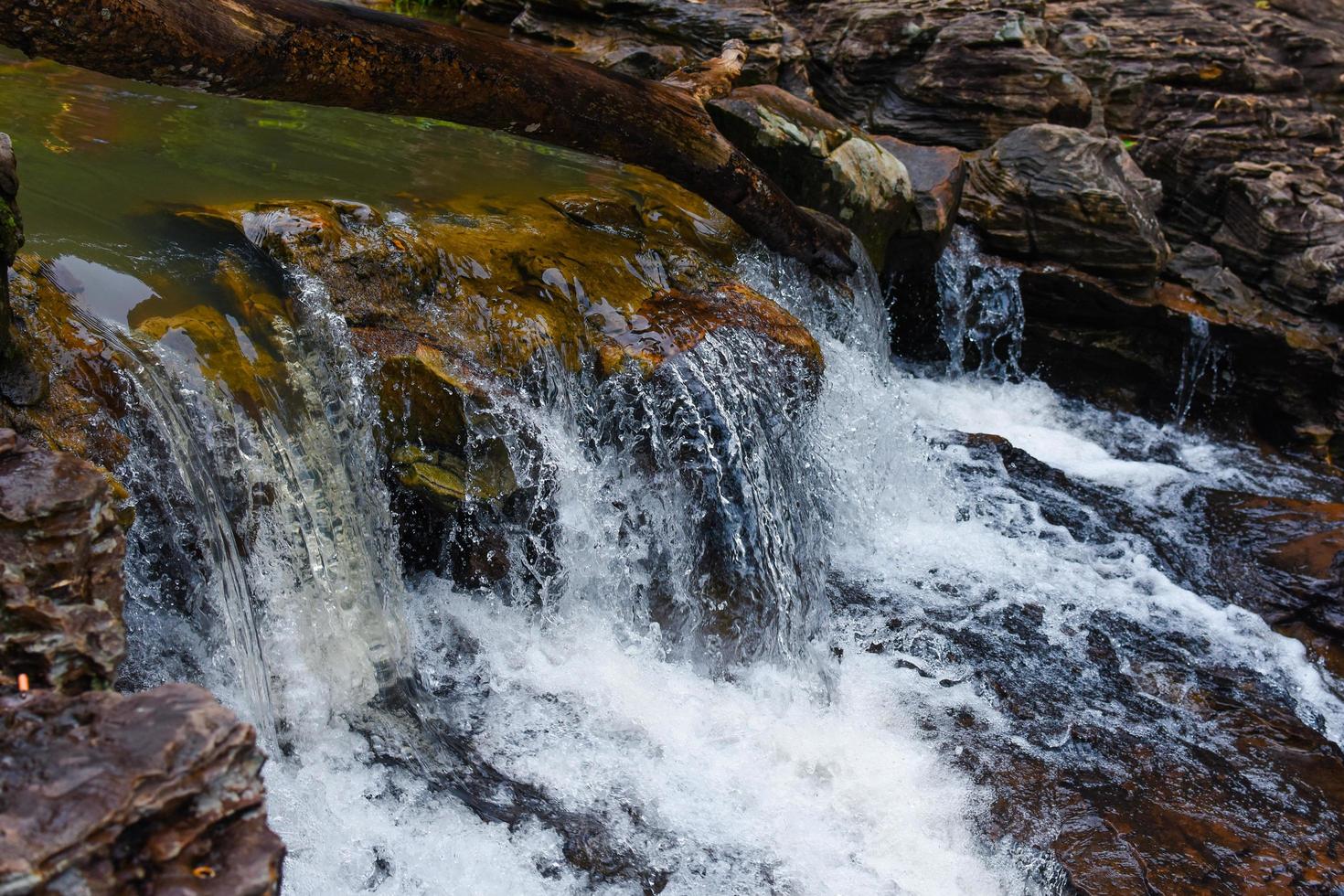 fließender Strom von Wasserfall foto