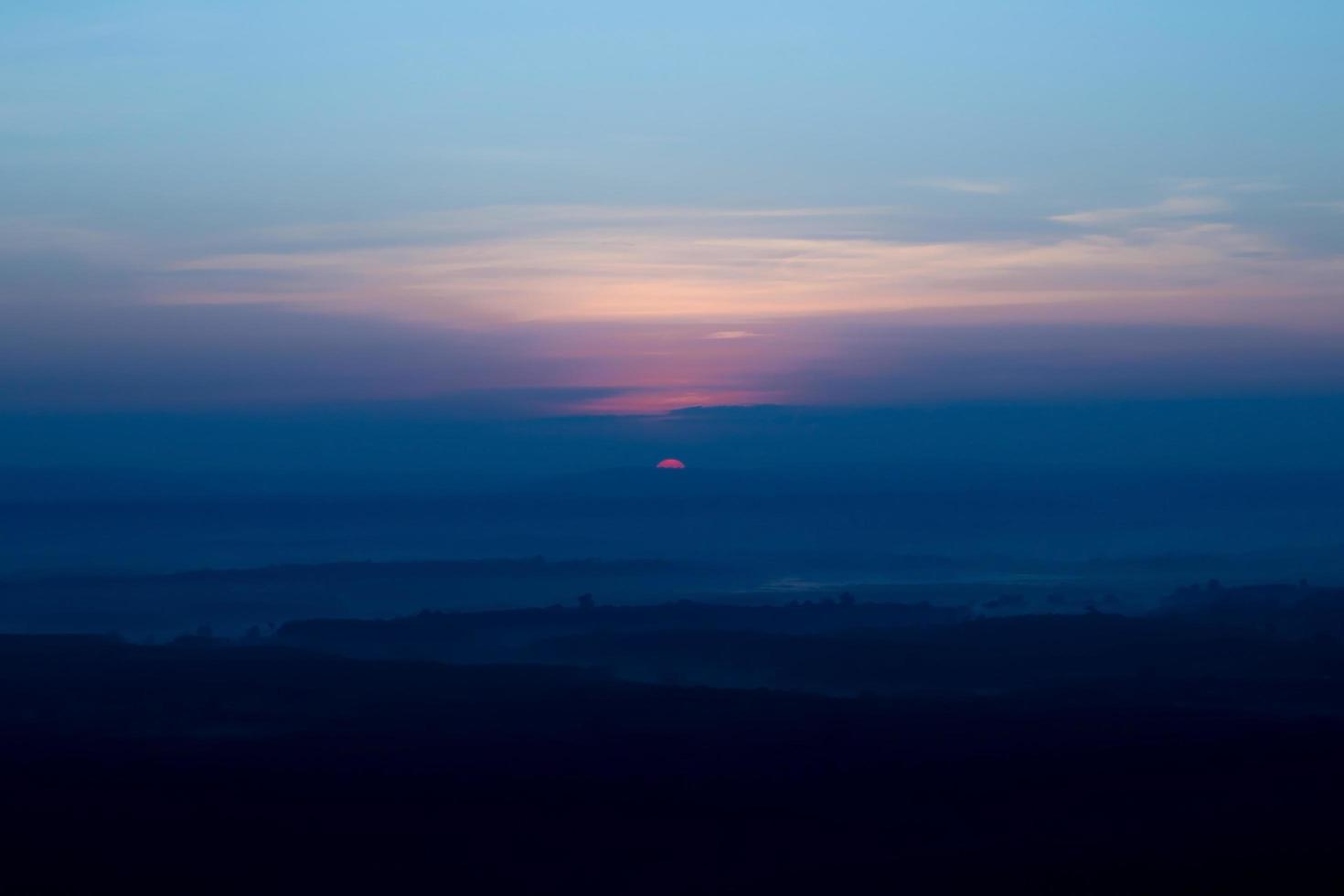 blauer und rosa gedämpfter Sonnenuntergang foto