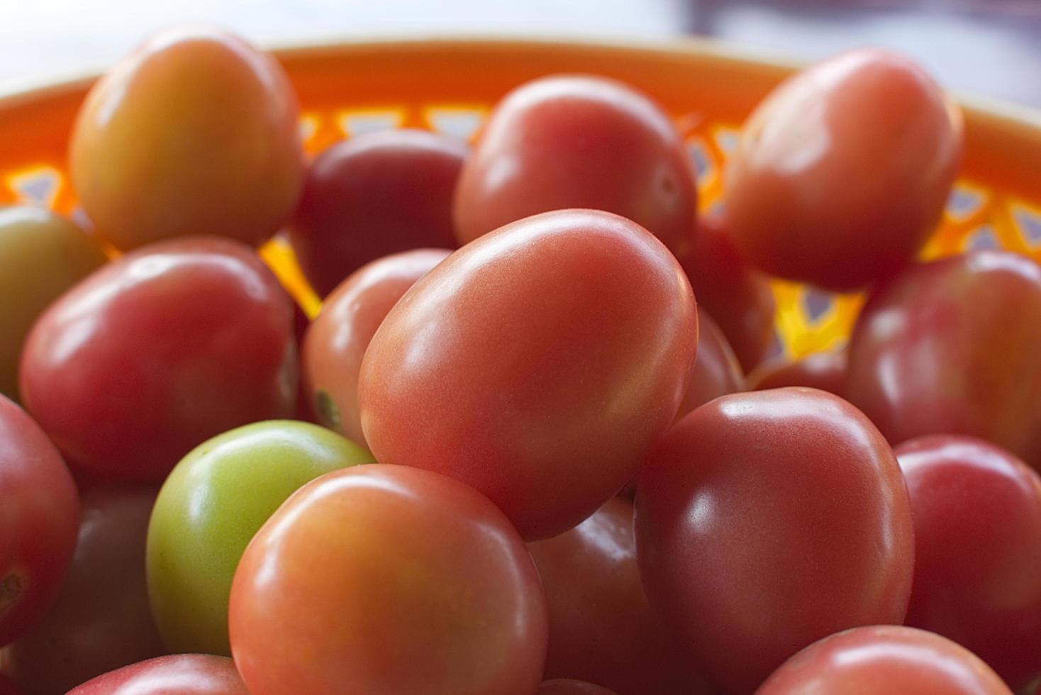 rote Tomaten in einer Schüssel foto