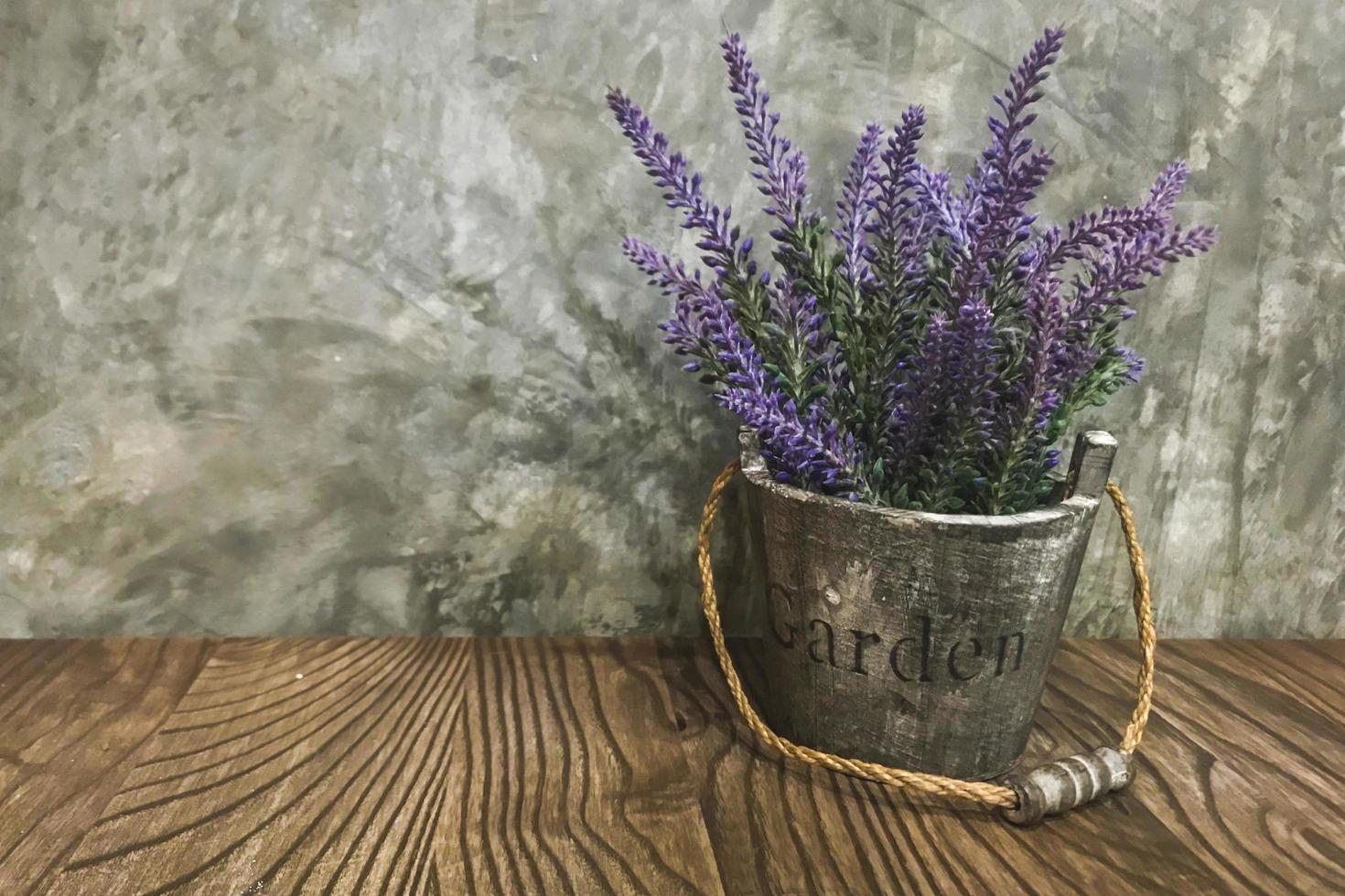 Lavendel in einem Metalleimer foto